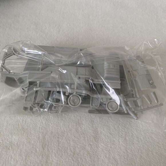 AMT ERTL 1968 Shelby GT-500 1/25 Scale Model Kit #31766 Open Box 2004 - Picture 7 of 11